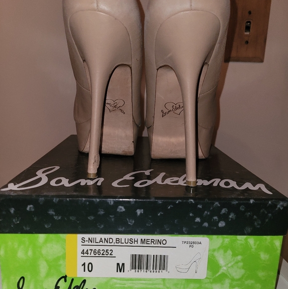 Cream color heels approximately 5 inch heel with one and a half platform. - Picture 4 of 14